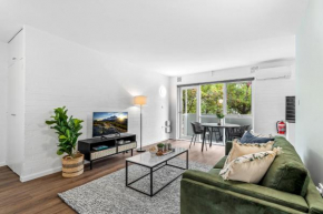 Contemporary 1-Bed Apartment with Park Views